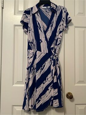 New York and Company Blue White Pattern Short Sleeve Faux Wrap Dress Size Large